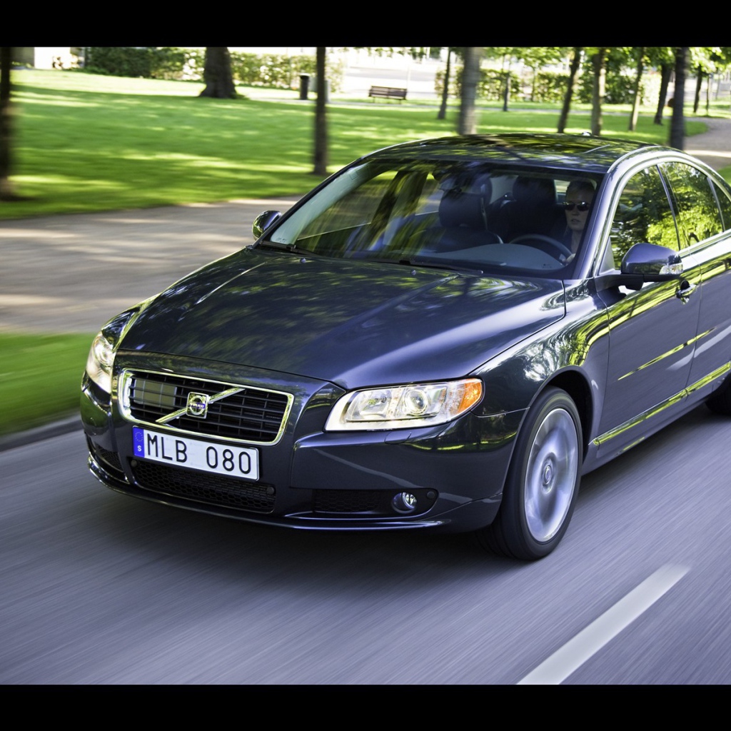 Черный Volvo S80 на дороге