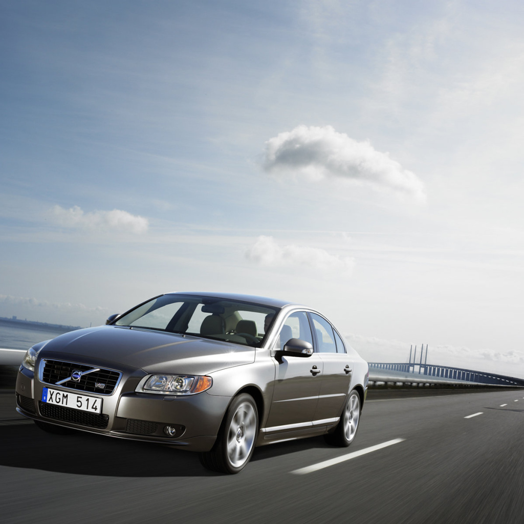 Серый Volvo S80 на дороге