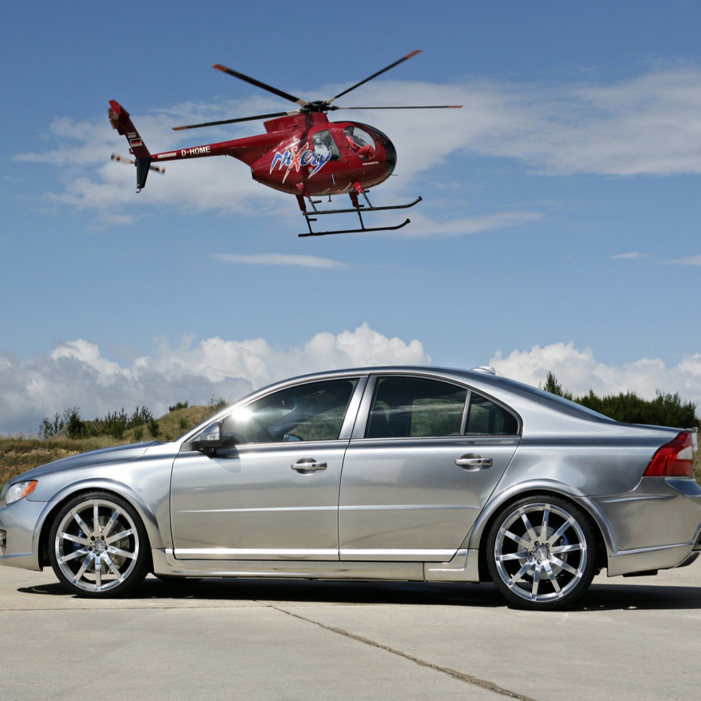Серебряная Volvo S80 и вертолет
