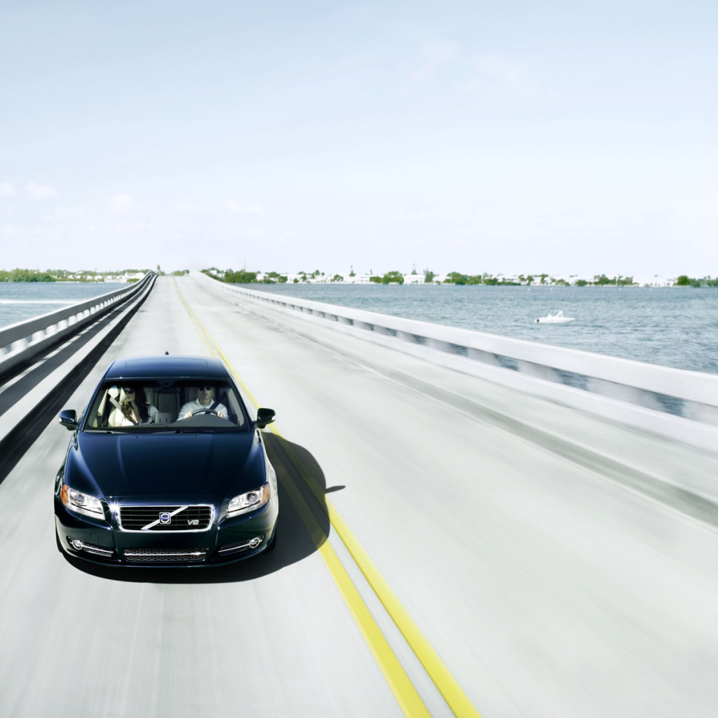 Volvo S80 находится на мосту Майами