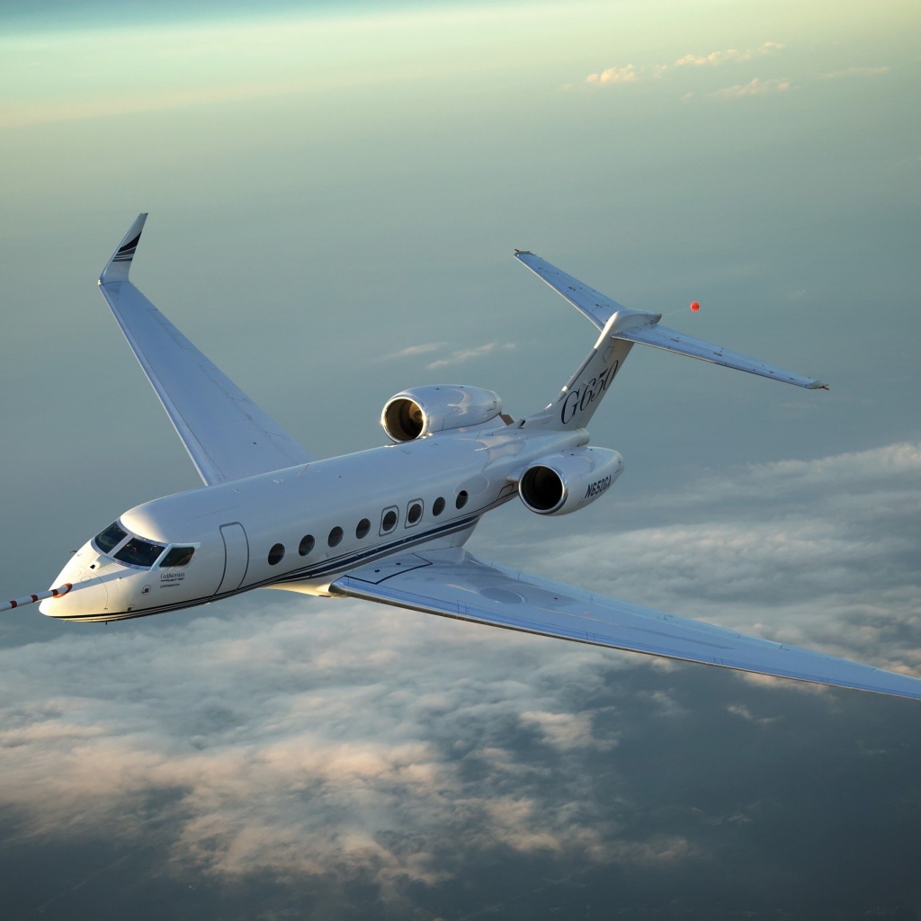 Небольшой частный самолет в полете