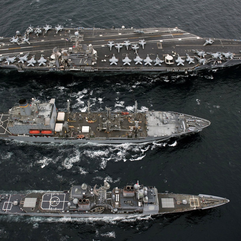 Авианосец и военные корабли
