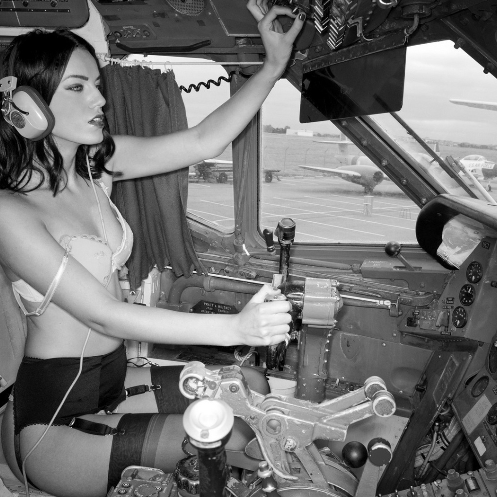 Екатерина Плюшара в кабине самолета