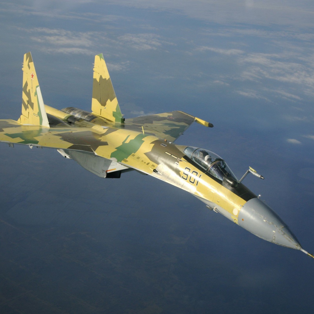 Военный самолет в заоблачной высоте