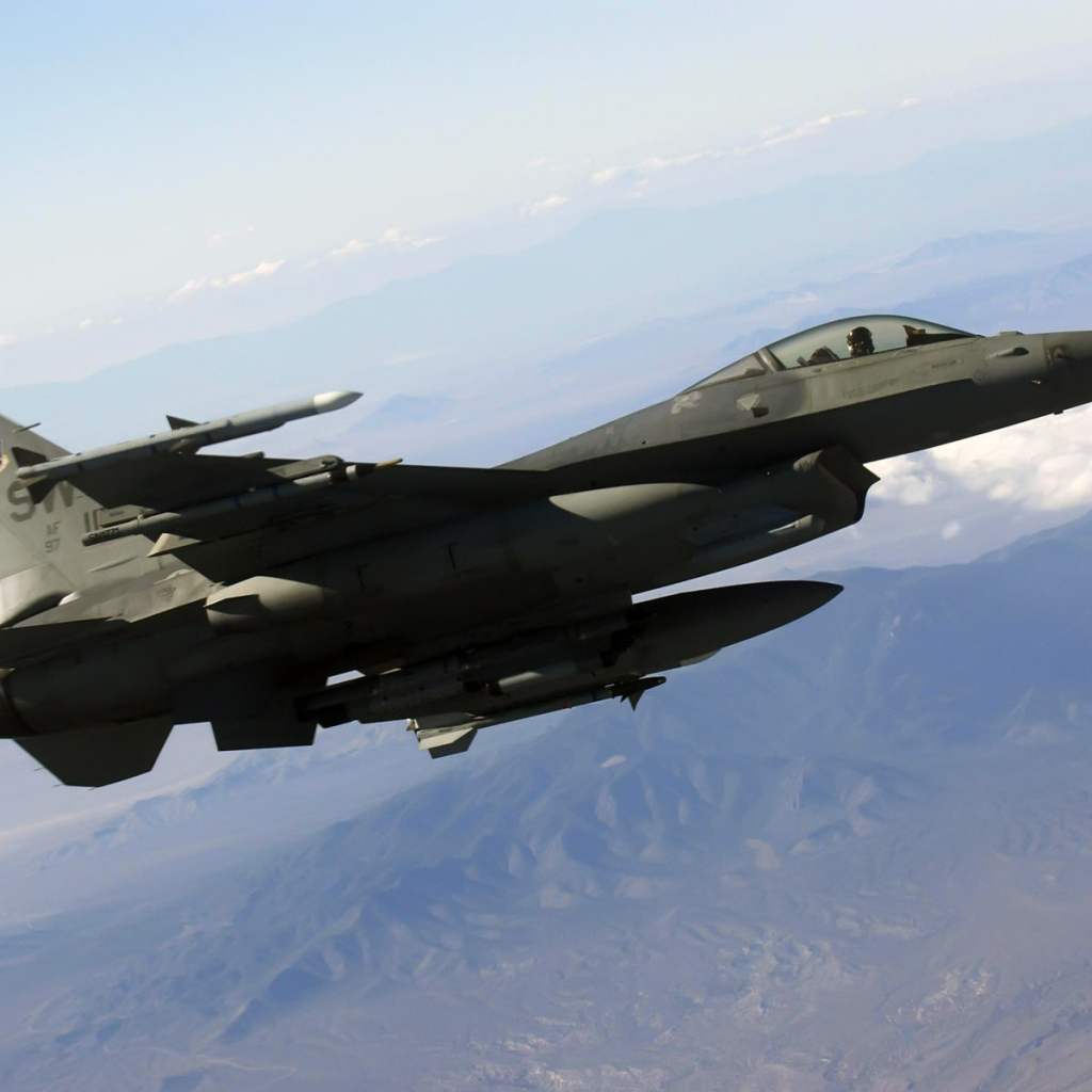 Военный самолет F-16 в полете