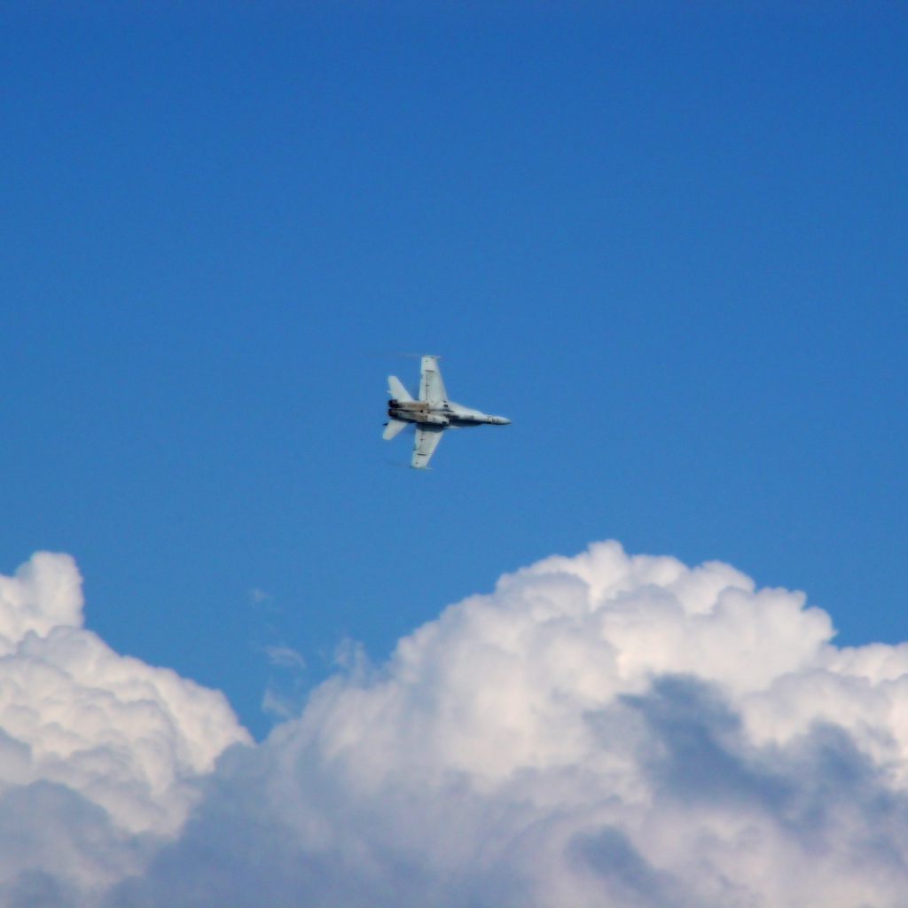 Военный самолет в облаках