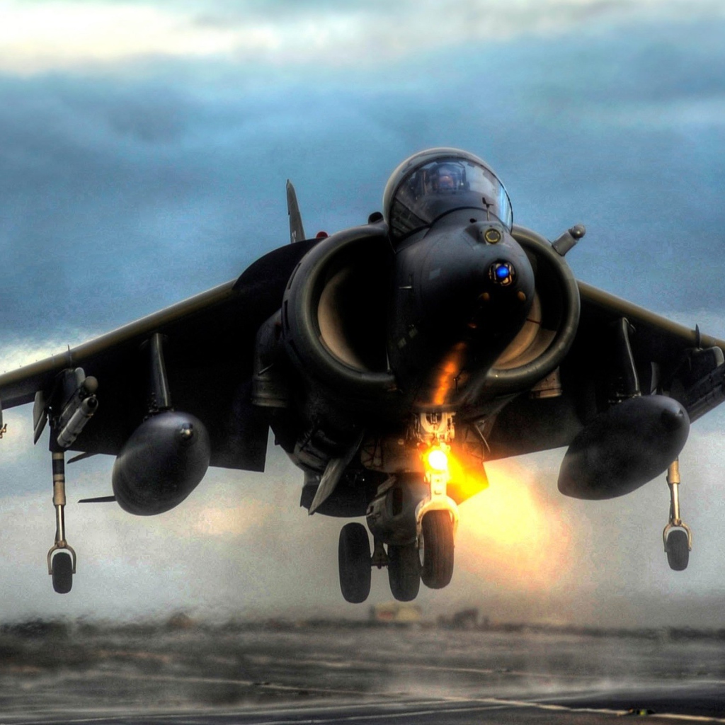 Военный самолет приземляется