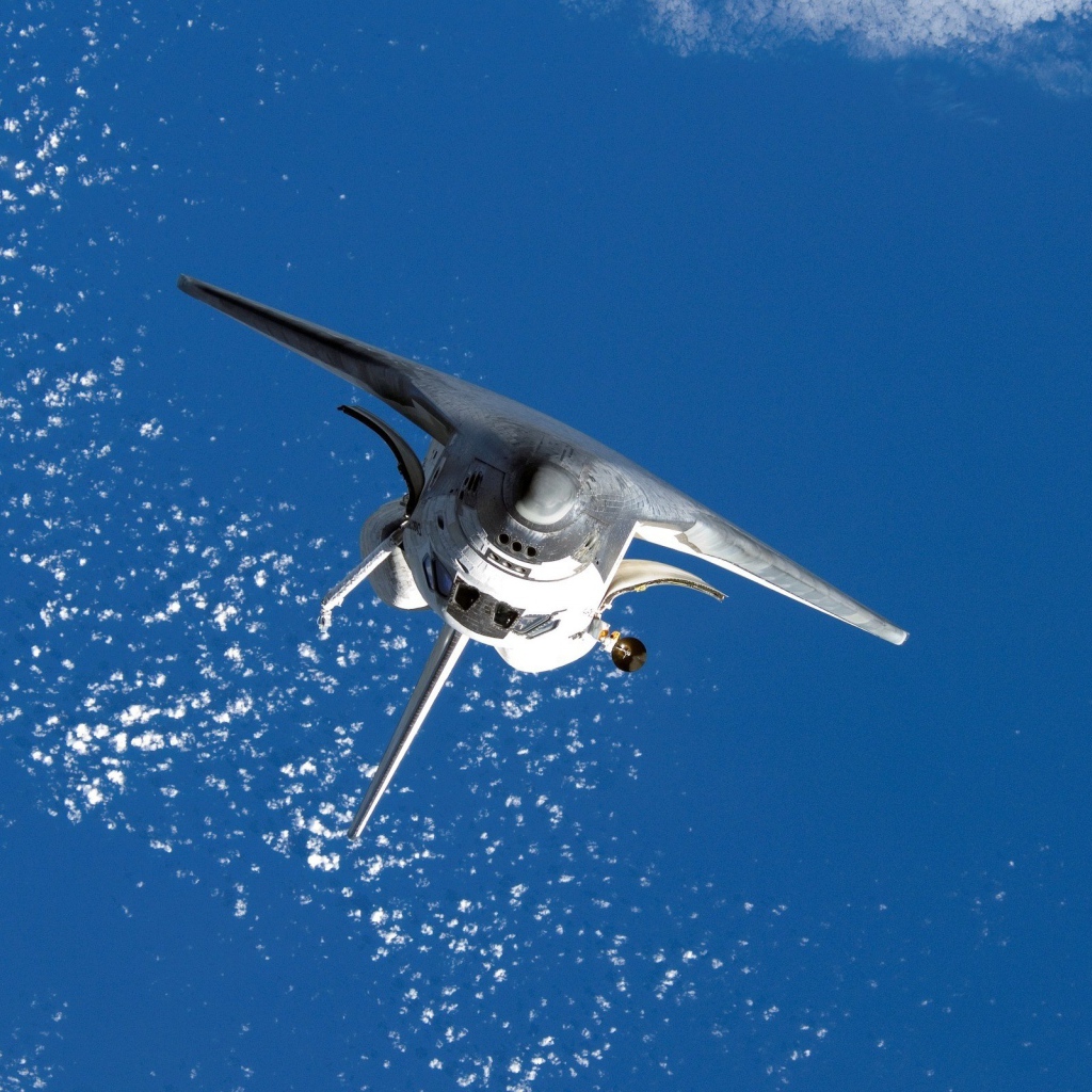 Космический шатл в полете