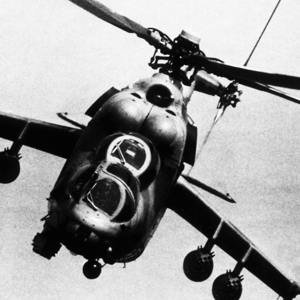 Боевой вертолет в полете