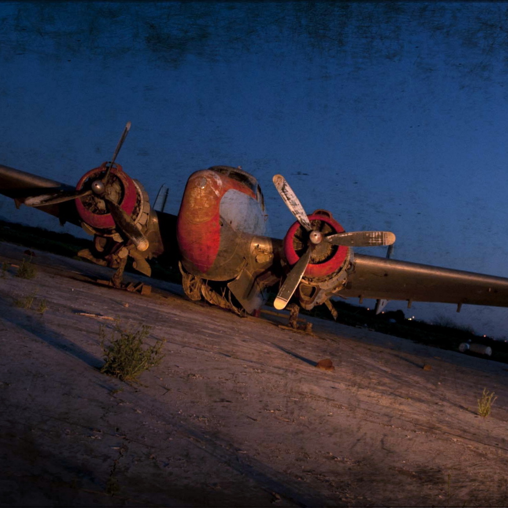 Старый самолет ночью