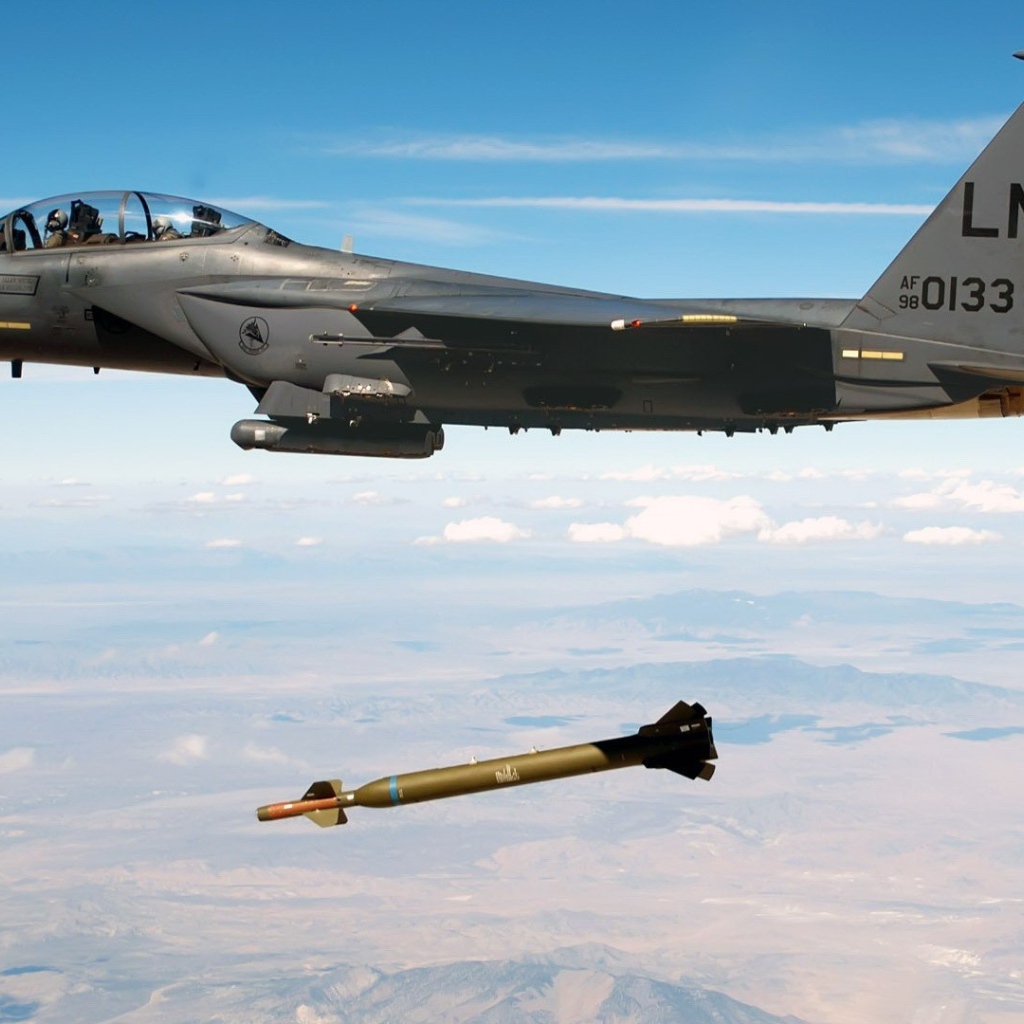 F-15 запустил ракету