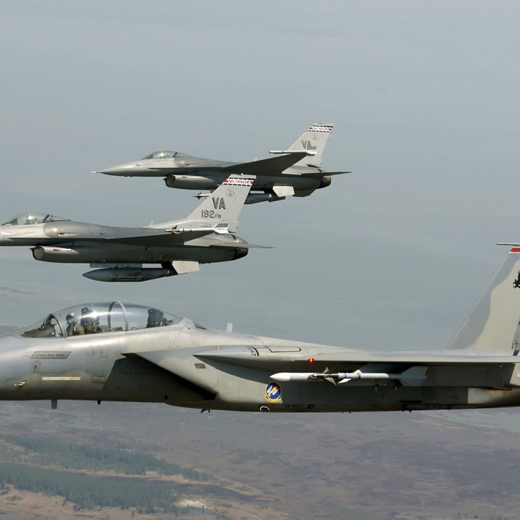 Военный самолет F-16 Орел