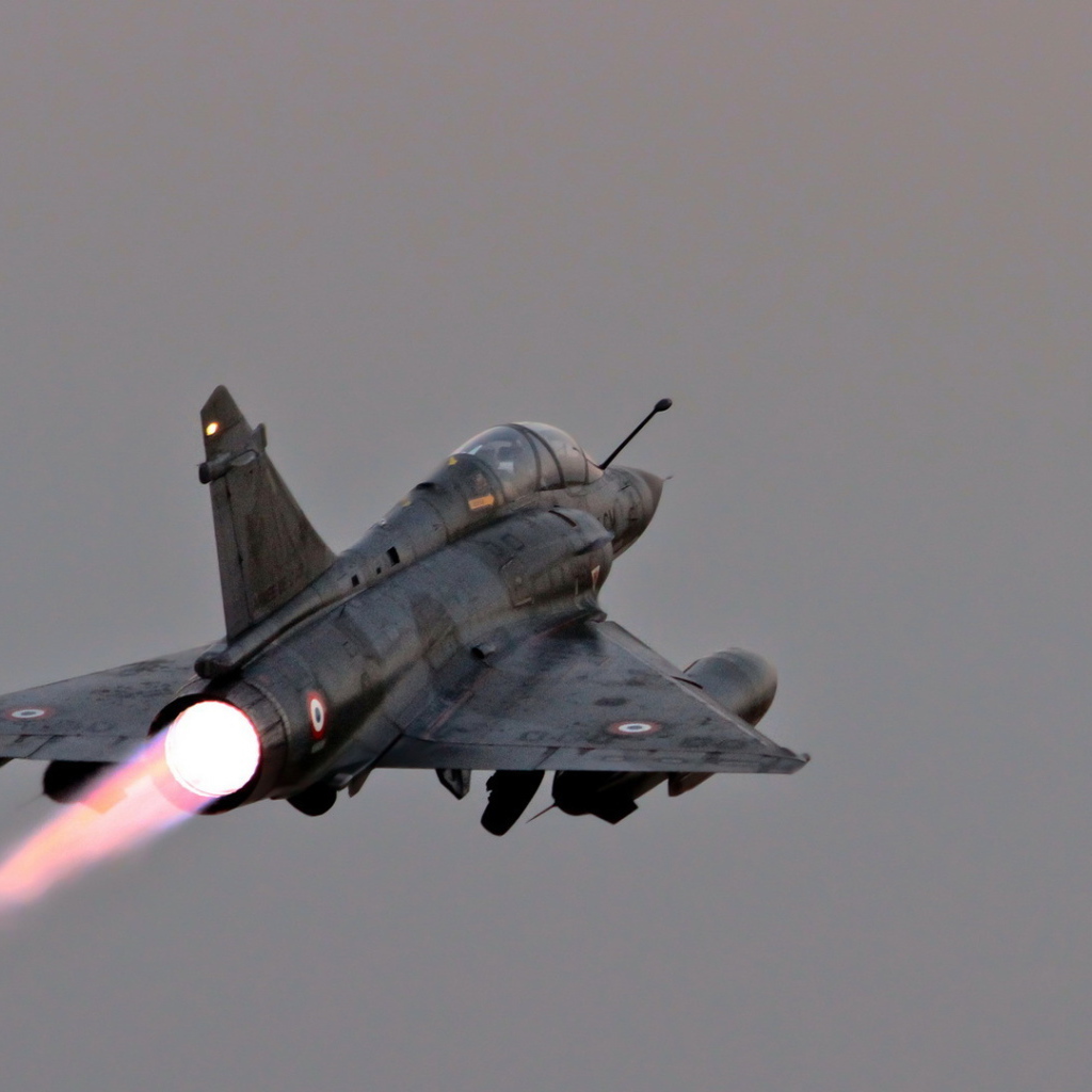 Военный самолет уходит в небо