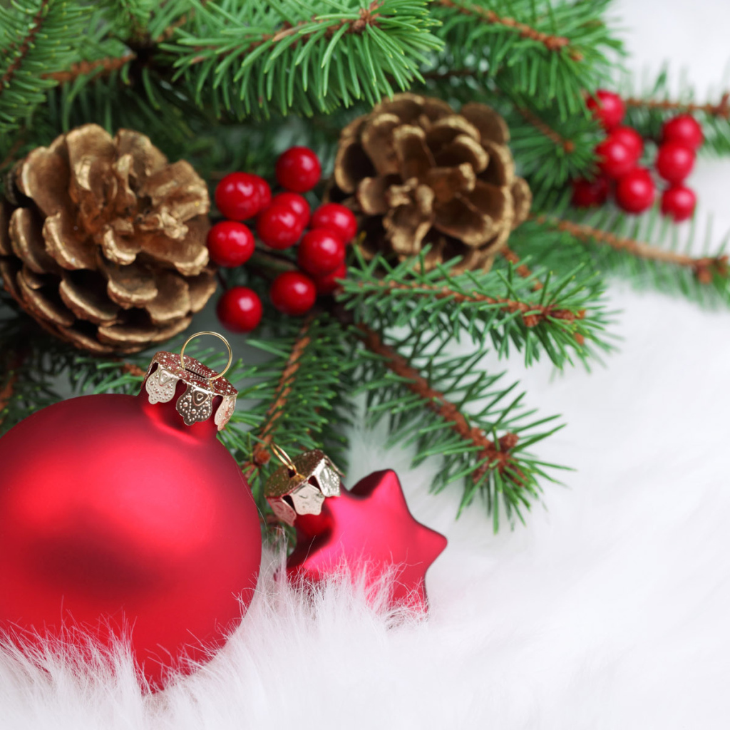 Композиция из ёлочных игрушек и шишек на рождество