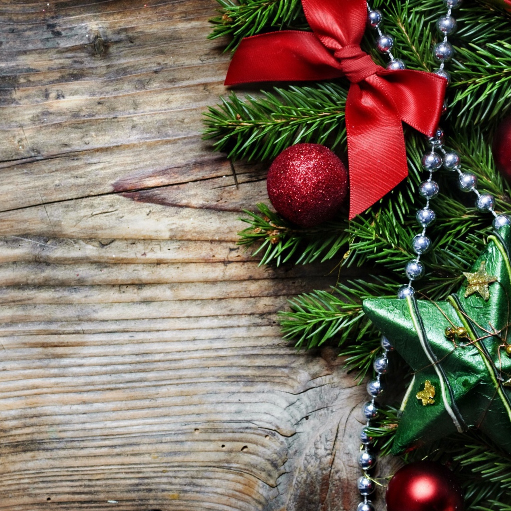 Красивые декорации на деревянном фоне на рождество