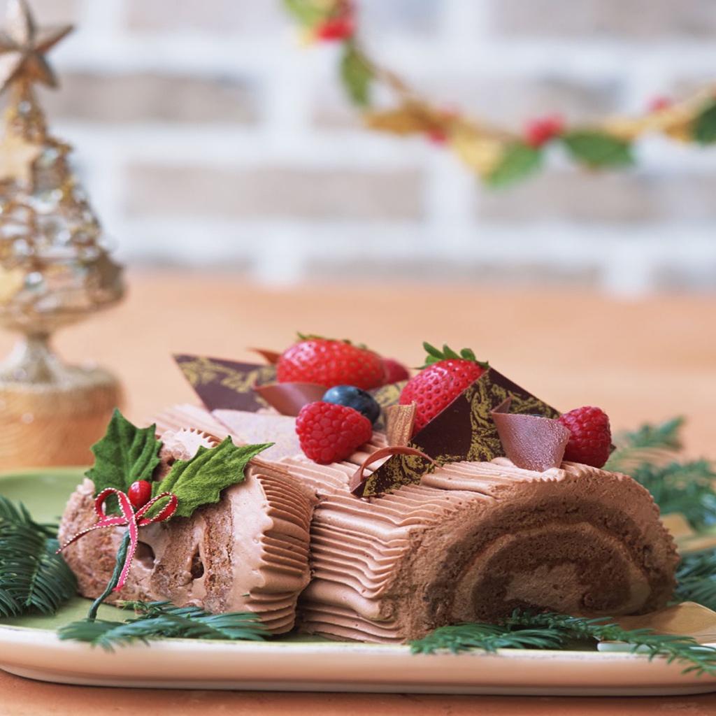 Шоколадный кекс с клубникой на рождество