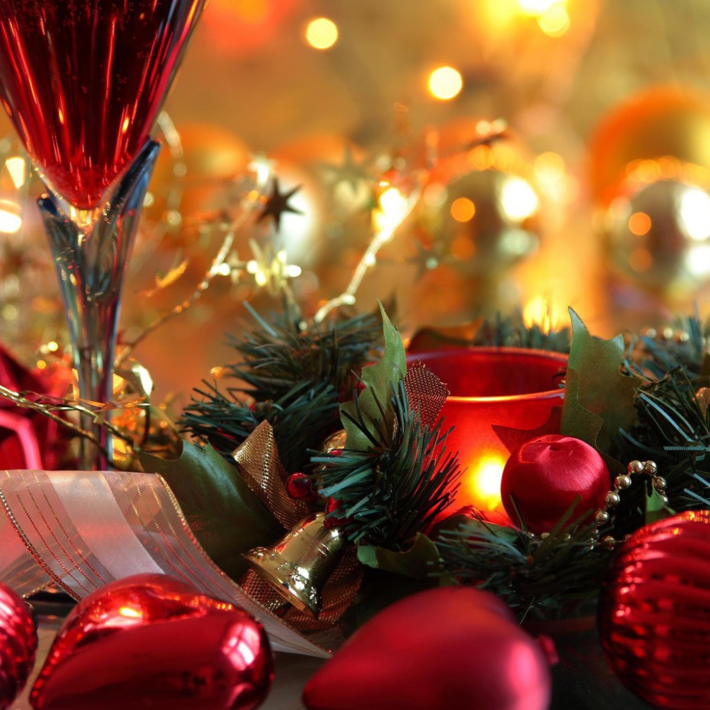 Рождественские украшения на столе