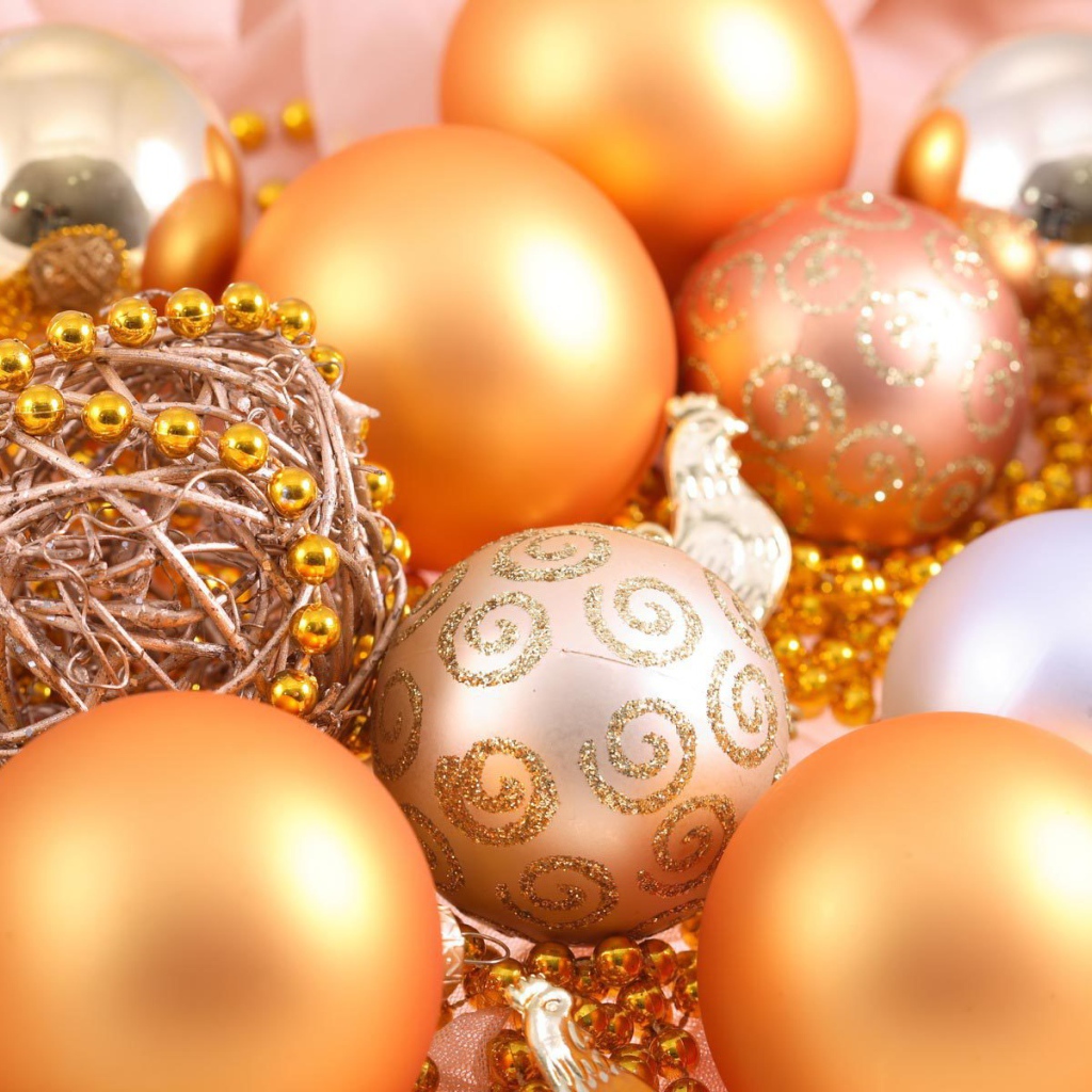 Ёлочные украшения на столе на рождество