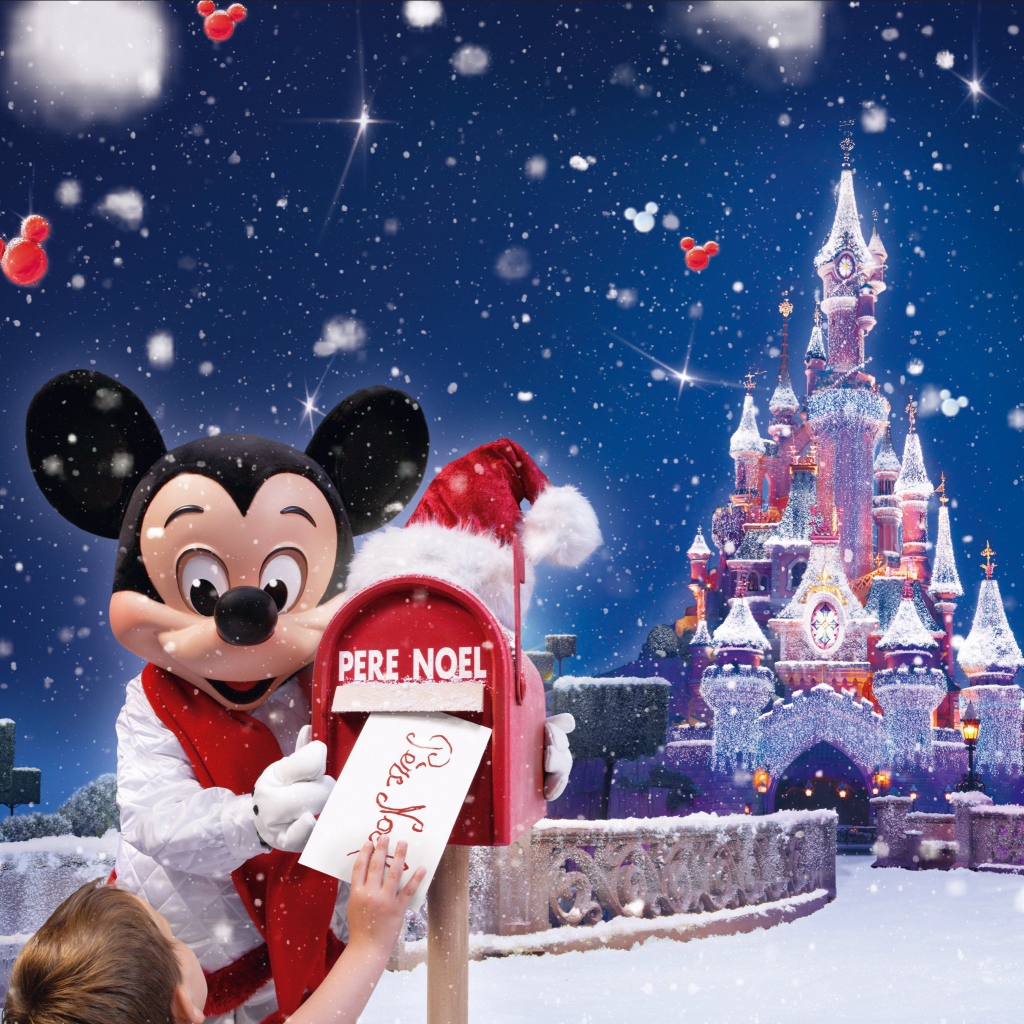 Микки Маус в диснейленде на рождество