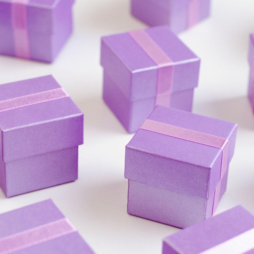 Фиолетовые подарочные коробочки на рождество
