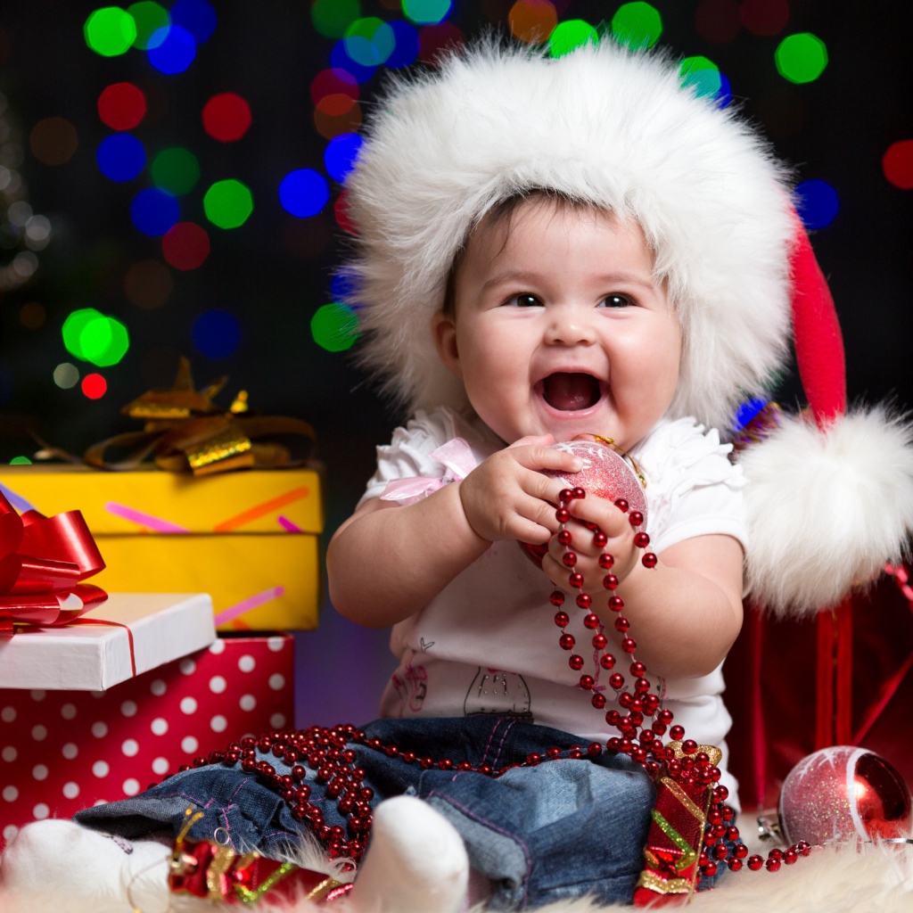 Счастливый ребёнок на рождество