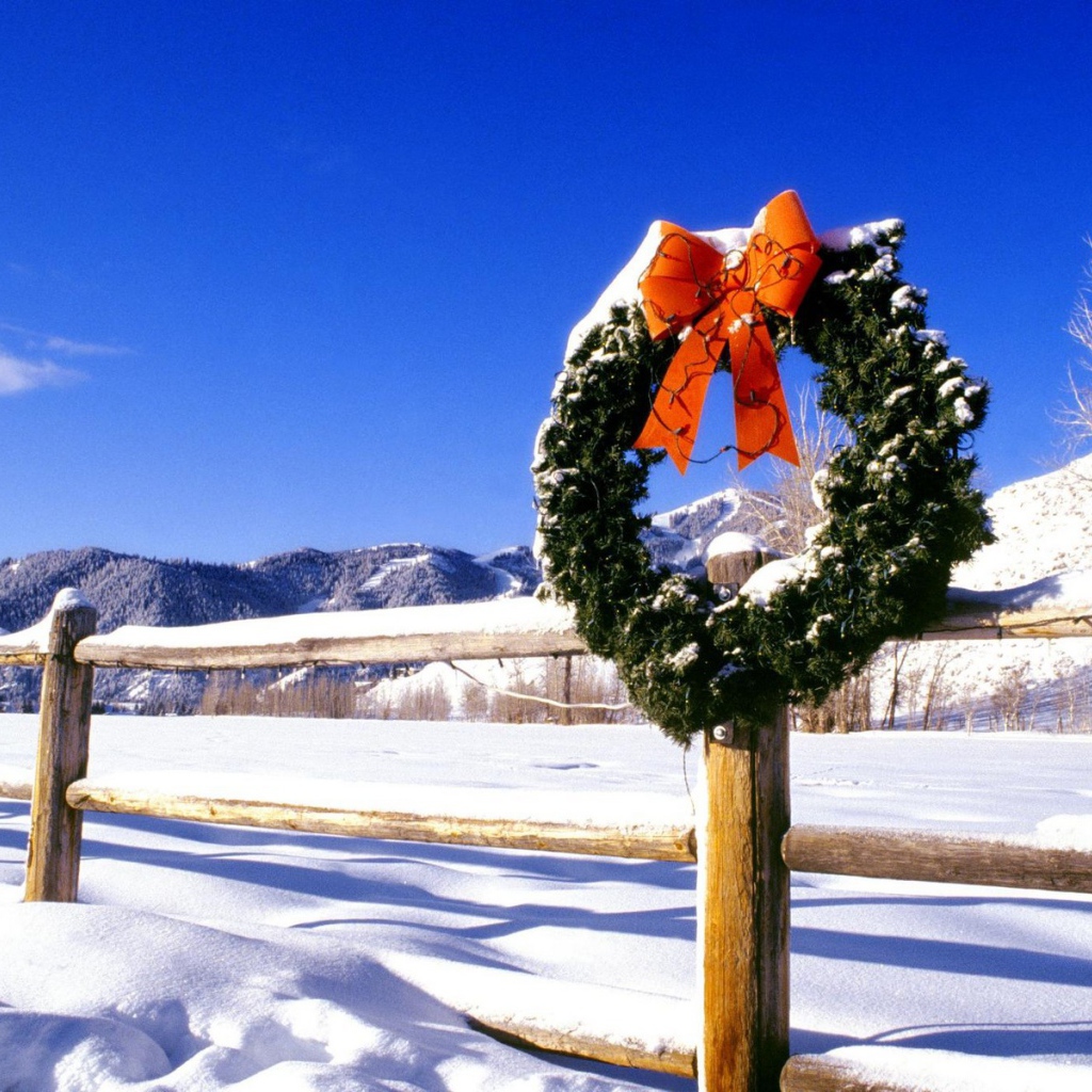 Венок на заборе на рождество