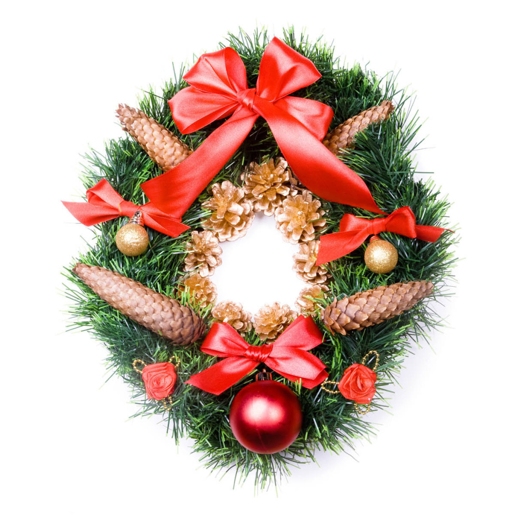 Венок с шишками на белом фоне на рождество