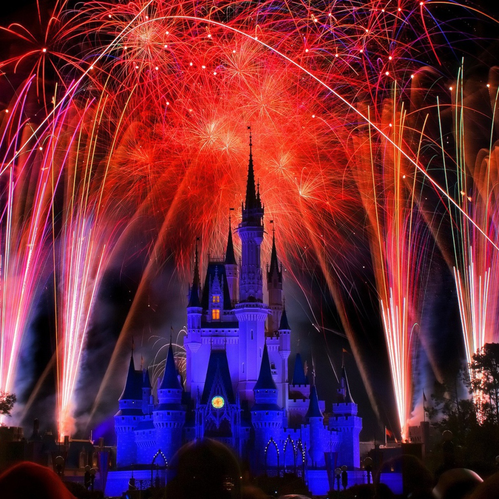 Праздничный фейерверк над костелом