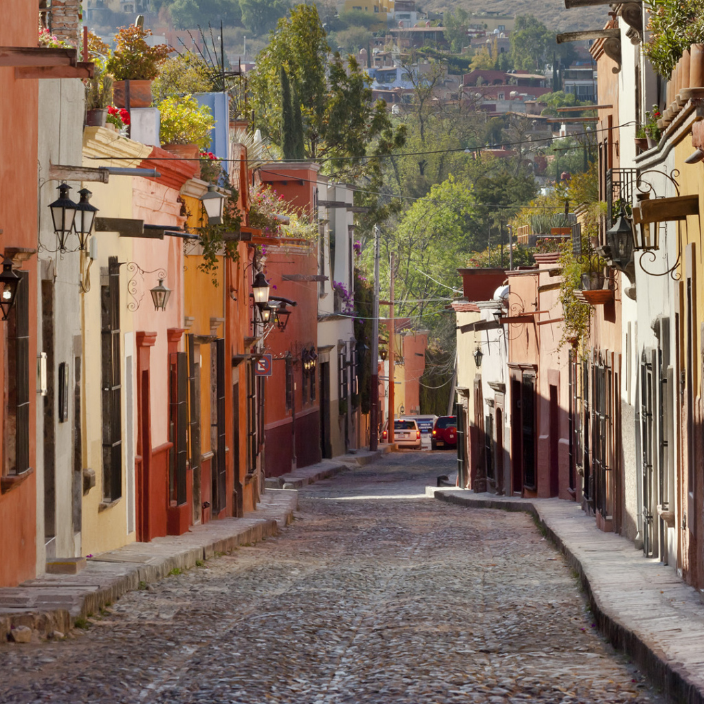 Старинная улица с фонарями