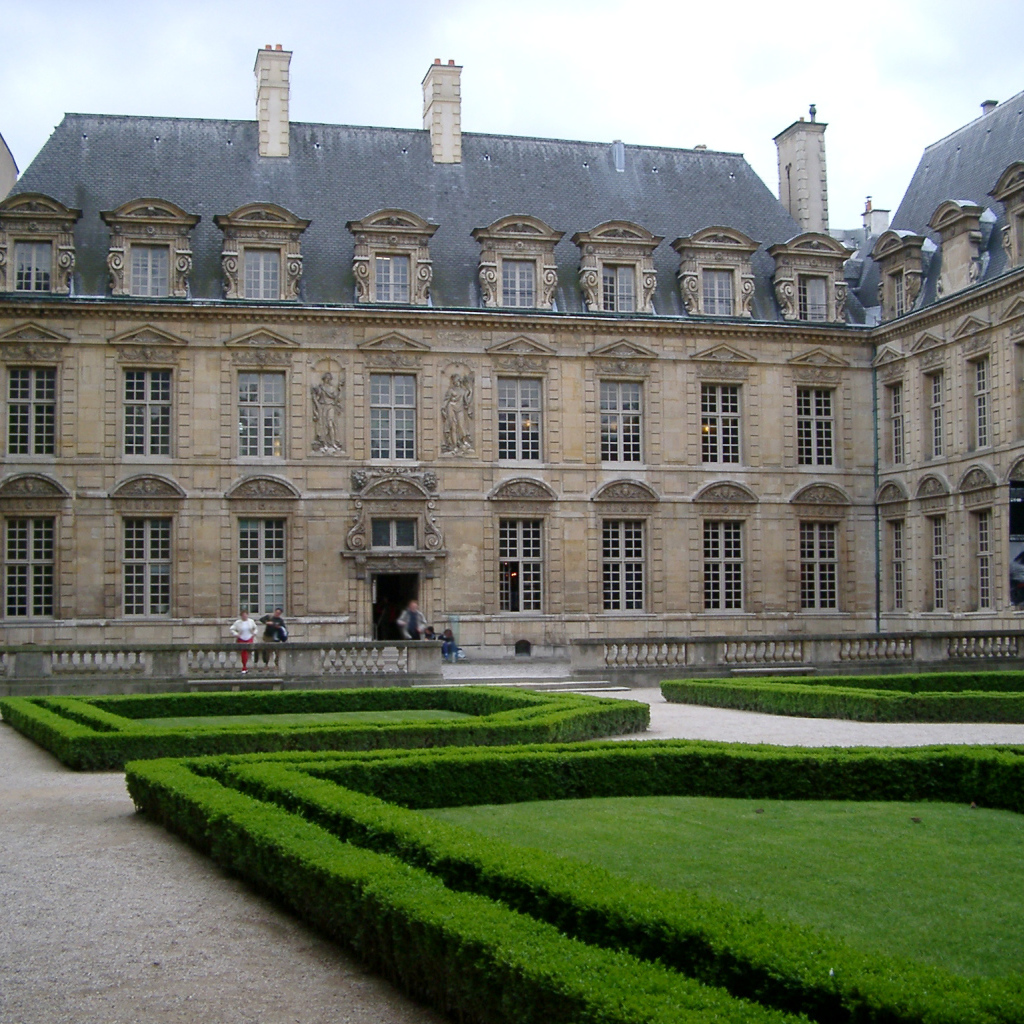 Архитектурный ансамбль с газонами