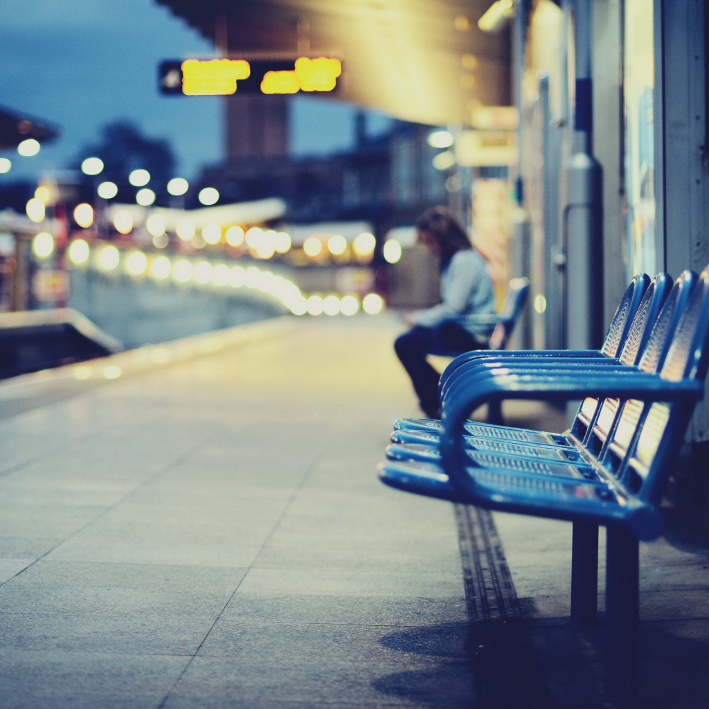 Синие скамейки на улице