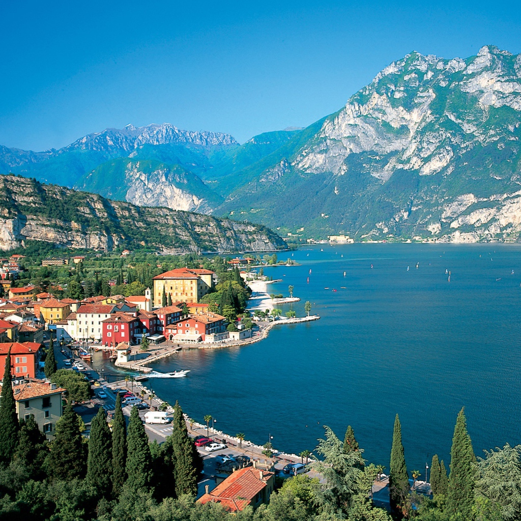 Город на берегу залива