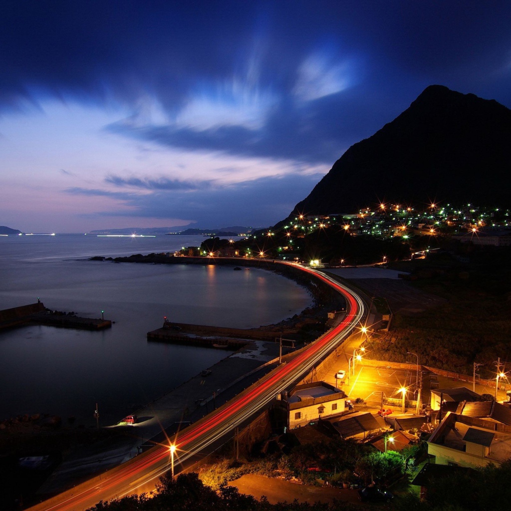 Город на берегу моря ночью