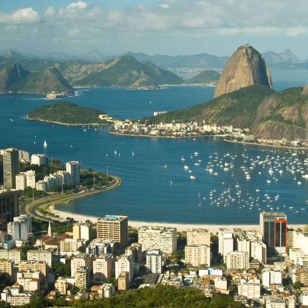 Вид на город у моря с высоты