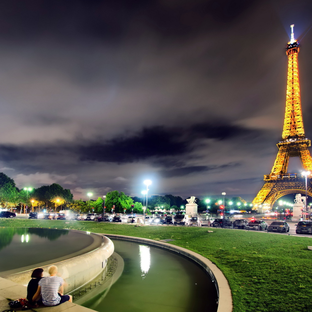 Милая пара в ночном Париже