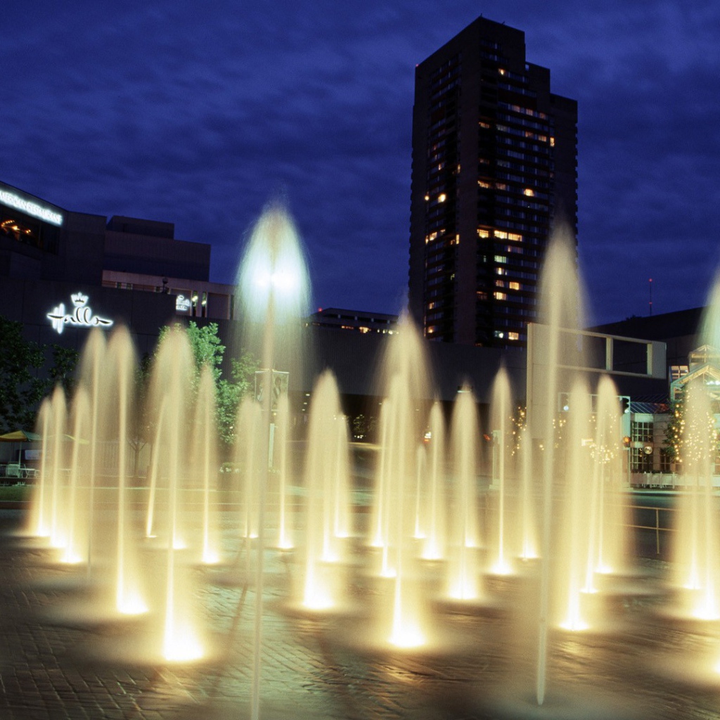 Световой фонтан ночью