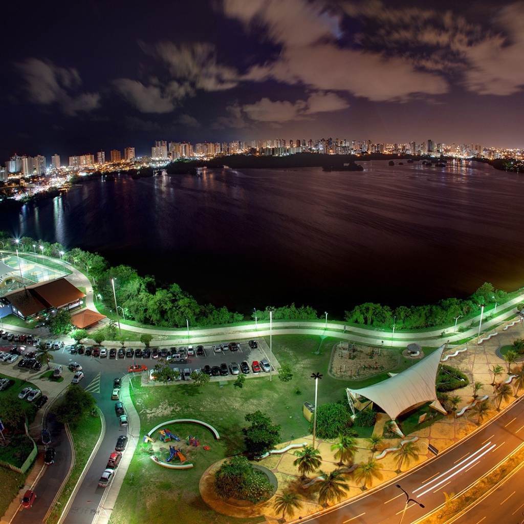 Ночной город вокруг залива