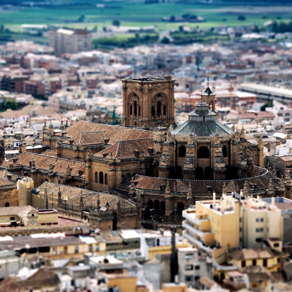 Старая крепость среди нового города