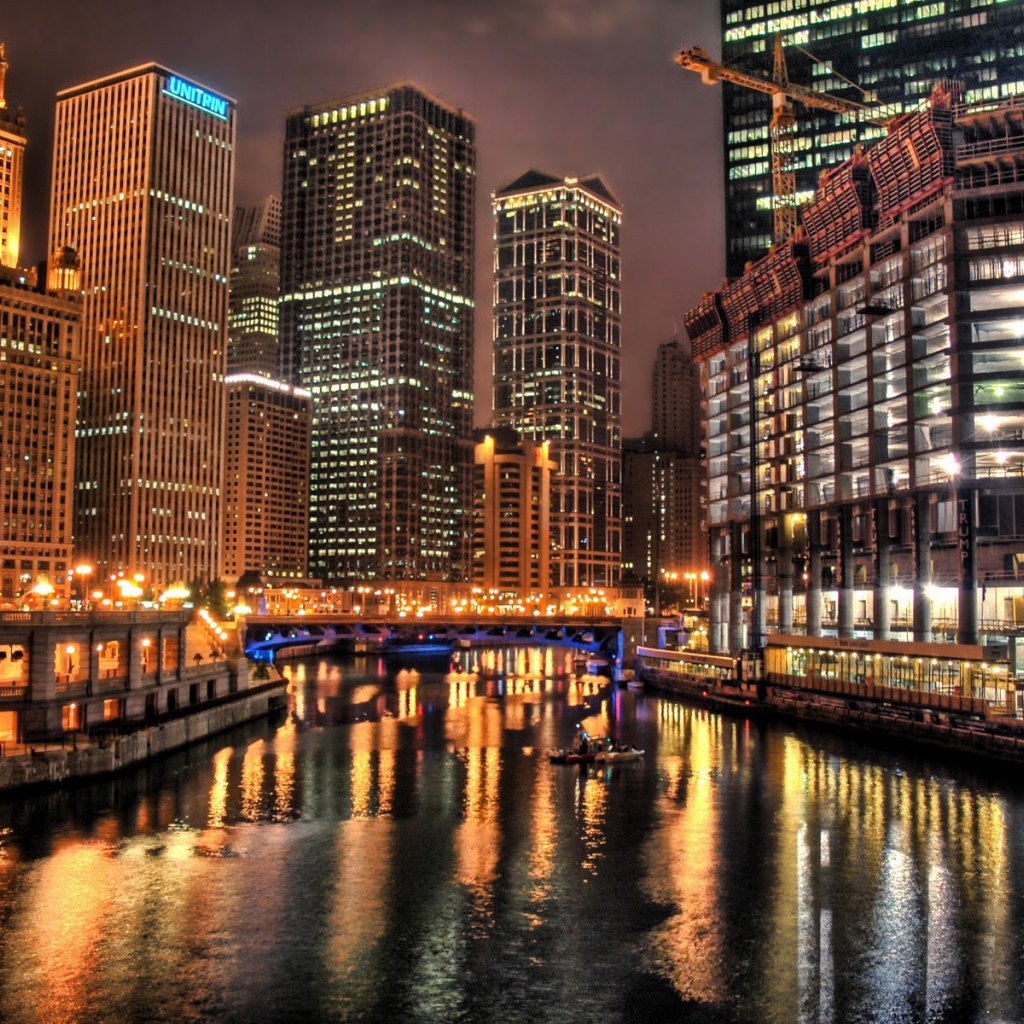 Небоскребы в ночном городе