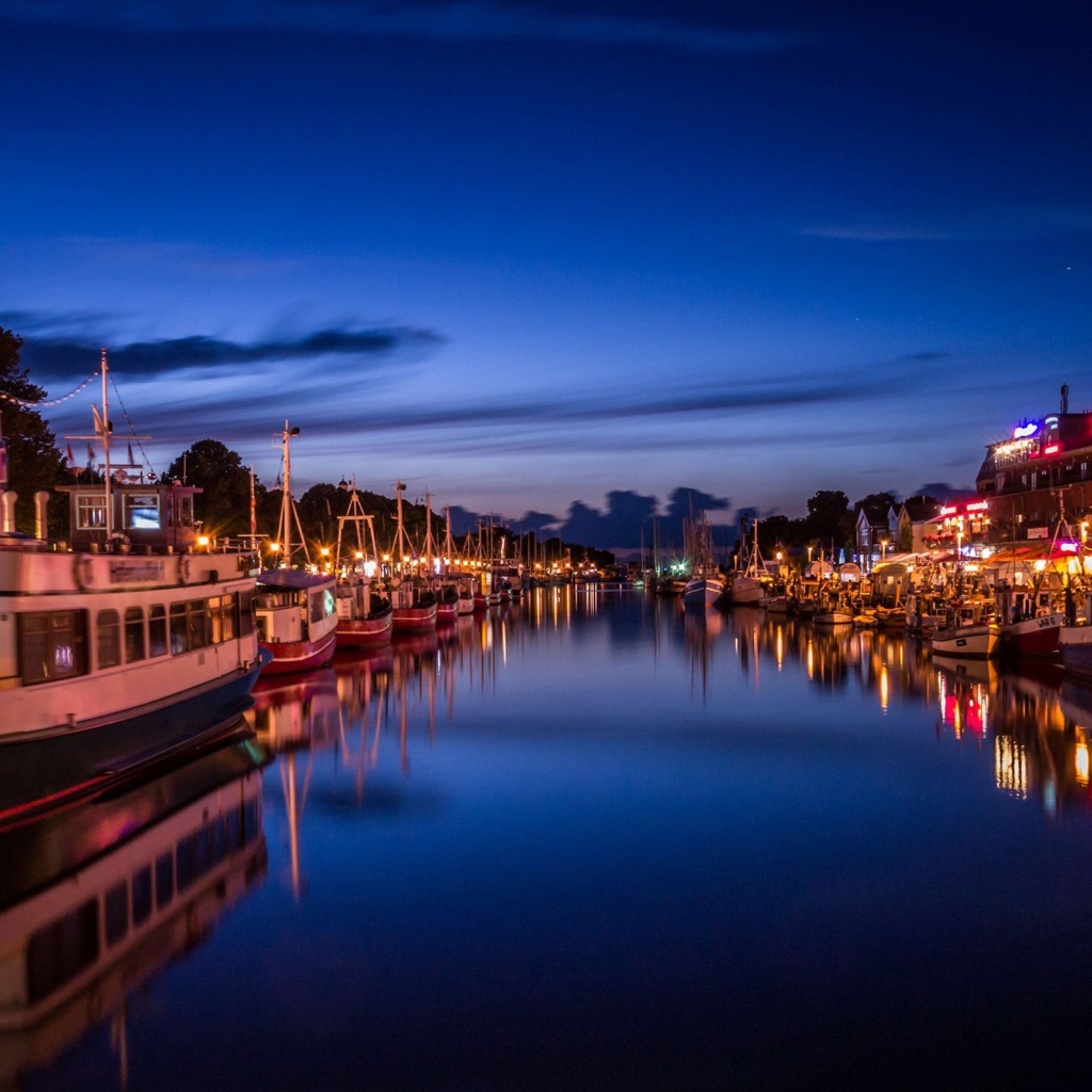 Город на берегу реки вечером