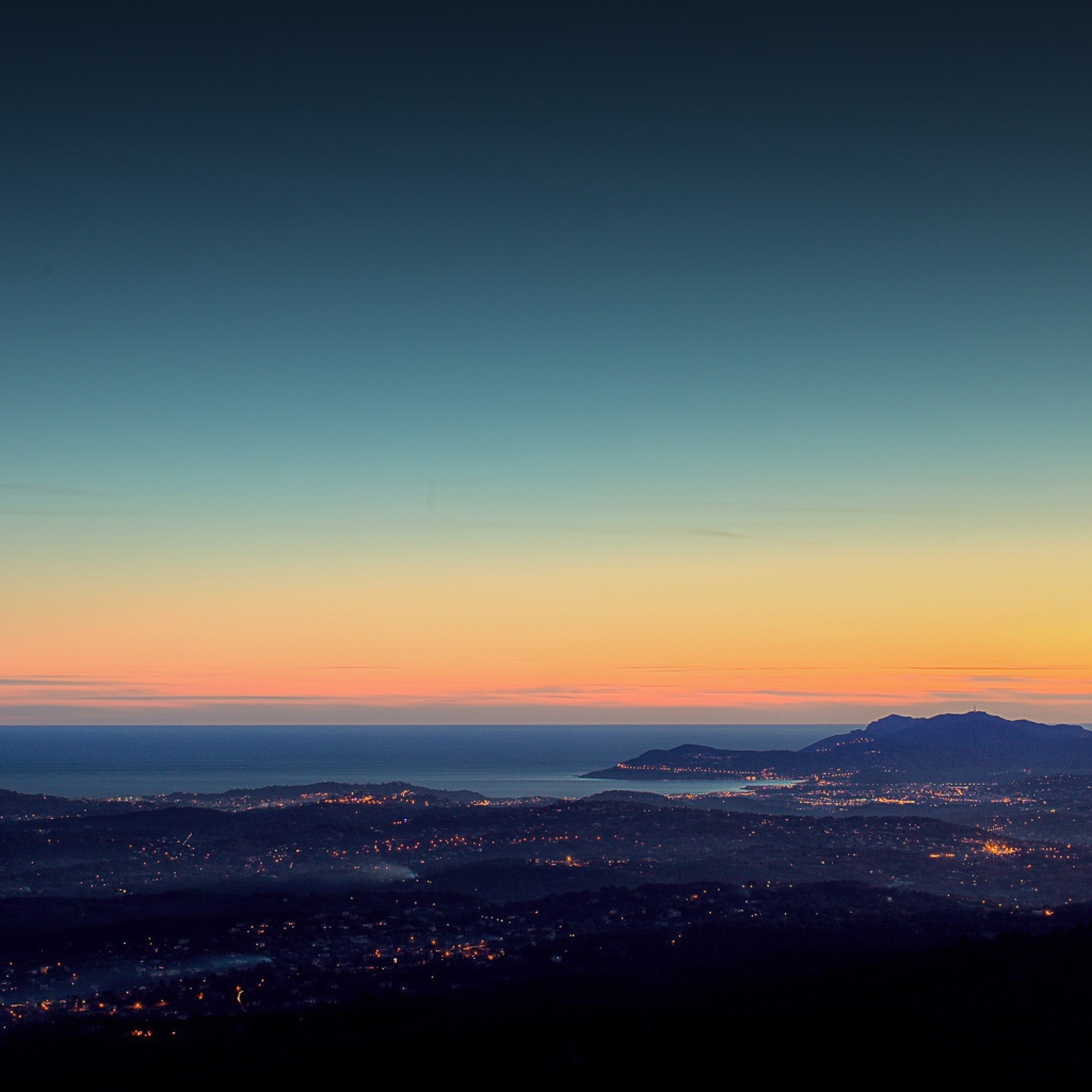 Вид вечернего города с горы