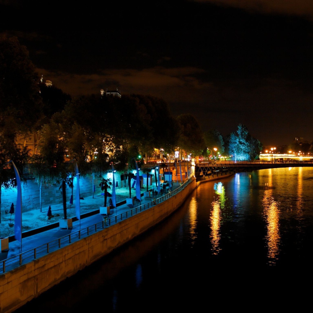 Городская набережная ночью