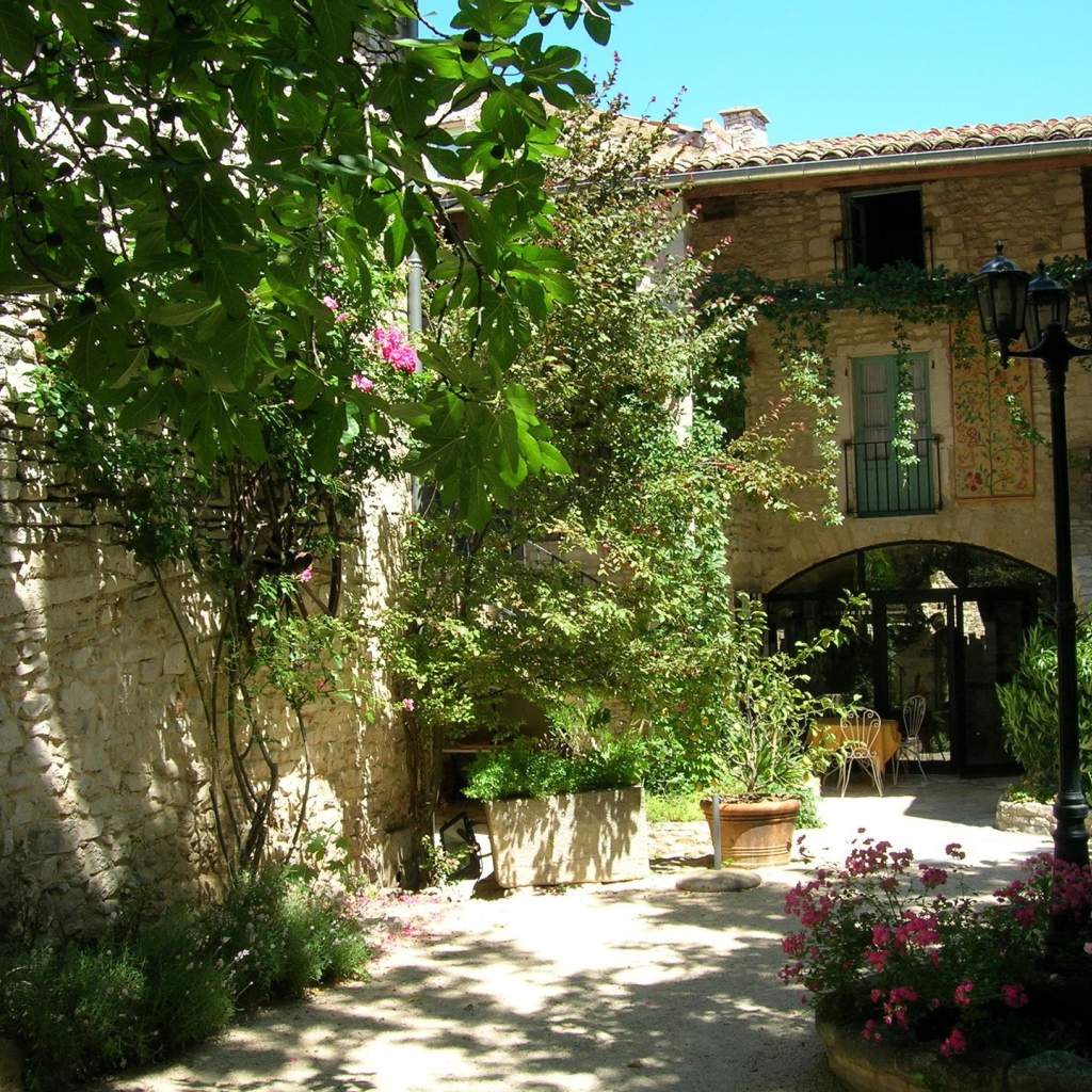 Французский городской двор