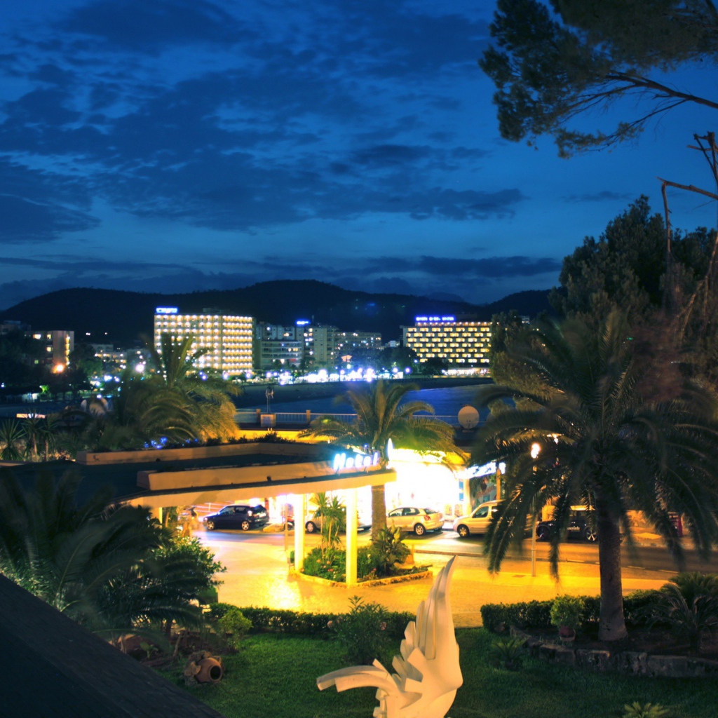 Курортный город ночью