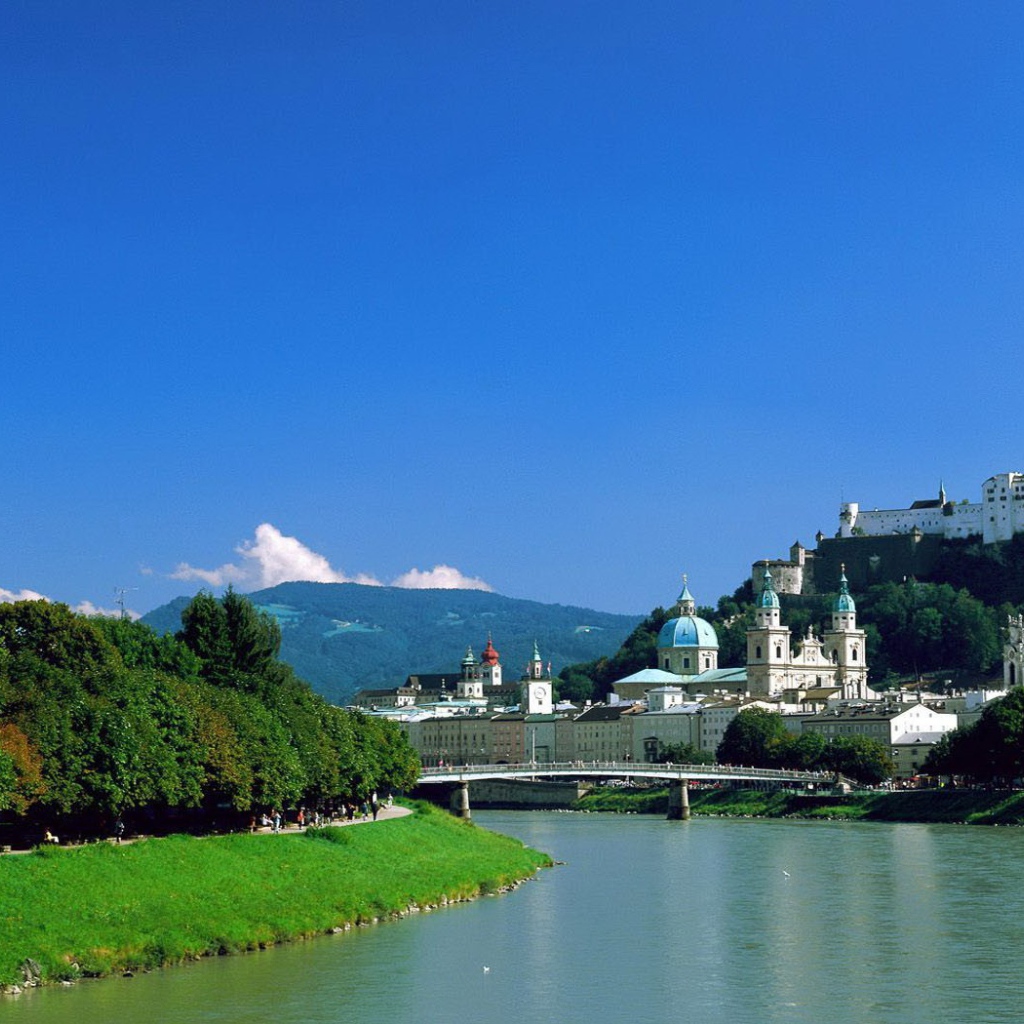 Городской пейзаж с часовней