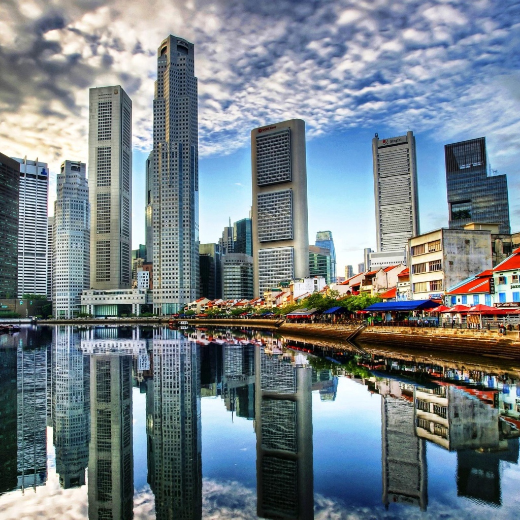 Небоскребы отражаются в реке