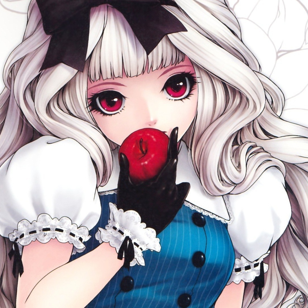 Девочка откусывает яблоко