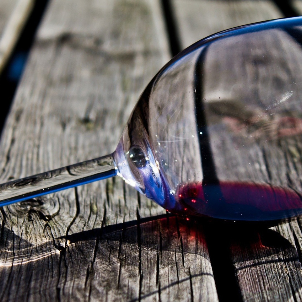 Бокал на деревянном полу