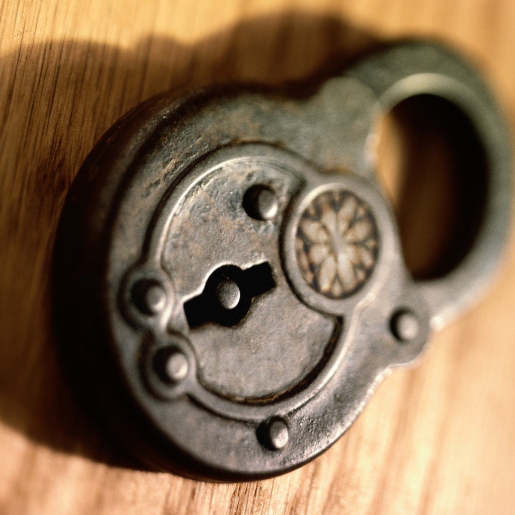 Старинный клепаный замок
