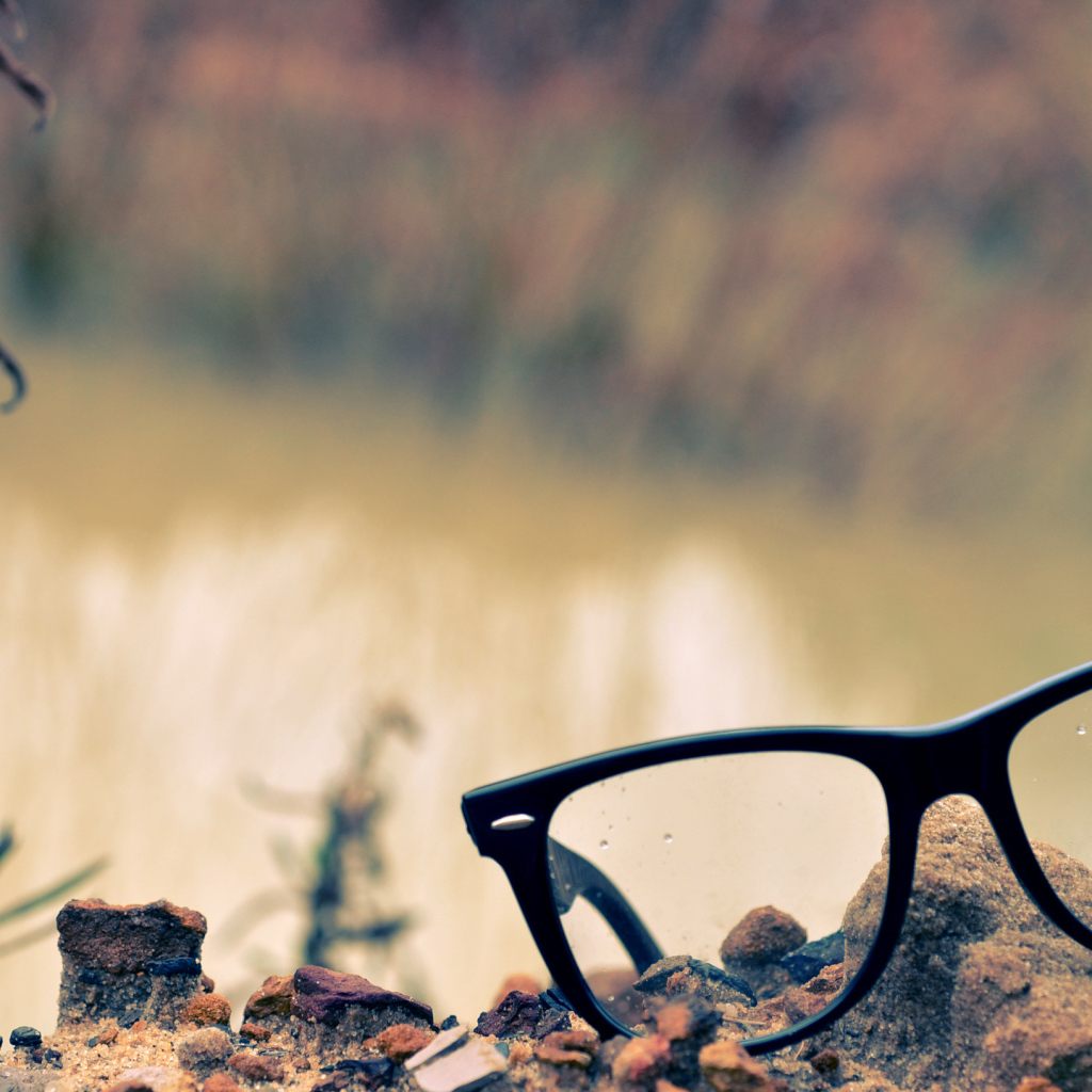 Очки лежат на камне